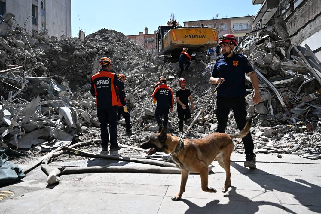 Ankara'da istinat duvarı çöktü. Bir işçi enkaz altında 1